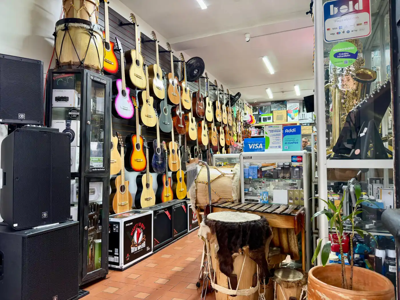 Interior tienda Más Musical Medellín